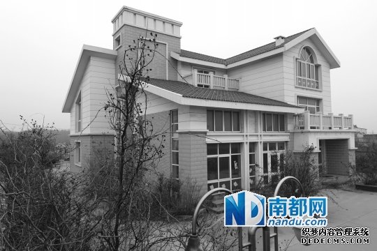 馬超群在赤土山村村委會旁的別墅，就是以“自來水維護(hù)站”的名義拿的地。