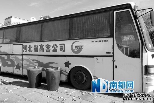 龍騰長客北戴河長途汽車站，因?yàn)楹婉R超群“條件沒談攏”，至今都沒再通自來水。后來又打了機(jī)井，而汽車旁放著水缸，夏天接雨水用。