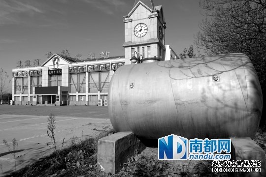 龍騰長客北戴河長途汽車站，因?yàn)楹婉R超群“條件沒談攏”，至今都沒再通自來水。汽車站最開始弄了兩個(gè)大罐子儲水。