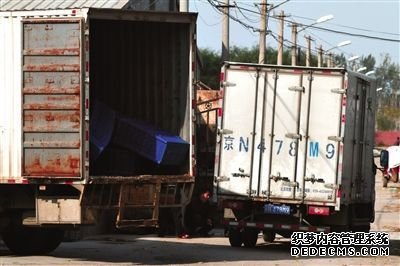 　在“基地”外，停放著幾輛等待拉豆芽的廂式貨車。