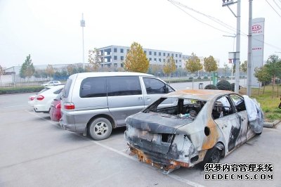 車主不僅將姥姥丟到4S店，也將自燃報廢的車扔到4S店。