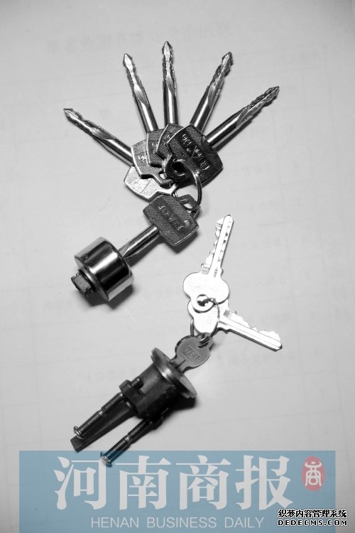 A級(jí)鎖：鑰匙主要有一字鑰匙和十字鑰匙。A級(jí)鎖內(nèi)部結(jié)構(gòu)非常簡(jiǎn)單，僅限于彈子的變化，彈子槽少而淺。