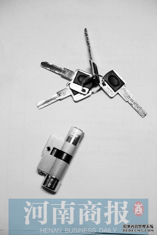 超B級(jí)鎖：鑰匙形狀為單面葉片內(nèi)銑槽或外銑槽，鎖芯類型為邊柱鎖芯，互開率極低。如果用工具開啟，鎖芯會(huì)被破壞，導(dǎo)致無法開啟。