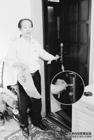 被盜人家演示小偷開(kāi)鎖入室。 實(shí)習(xí)生 孔軒 記者楊濤 攝