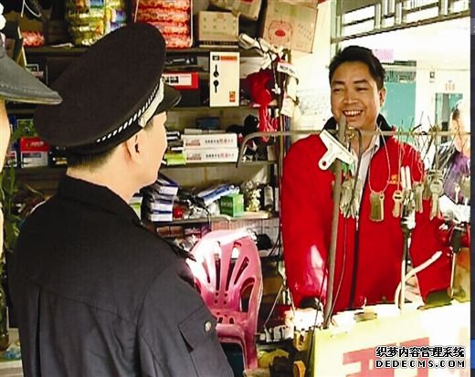 民警向祥賓路上一家開鎖店的工作人員宣傳新《條例》。