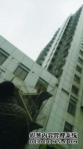 男子當(dāng)時(shí)就想從此樓“空降”至房間