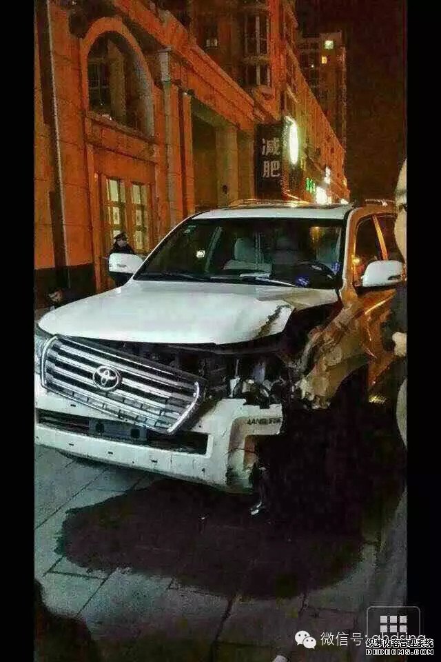 事故丨秦皇島開(kāi)發(fā)區(qū)廣緣超市附近發(fā)生連環(huán)車禍！司機(jī)逃逸