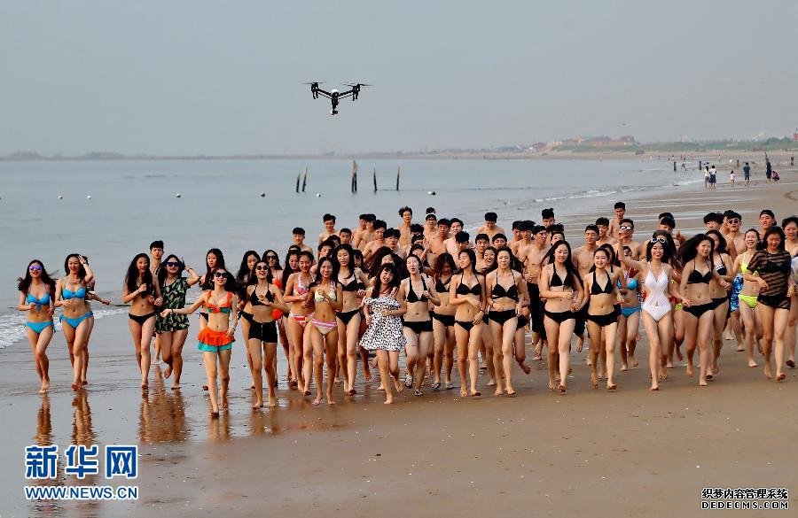 （晚報(bào)）（1）“準(zhǔn)模特”秦皇島漁島秀風(fēng)采