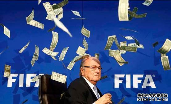 澎澎經(jīng)常夢(mèng)到天上掉錢，可惜終未如愿。國際足聯(lián)主席布拉特一定每天轉(zhuǎn)發(fā)錦鯉，終于感受到了被錢砸中的“幸?！弊涛丁? border=