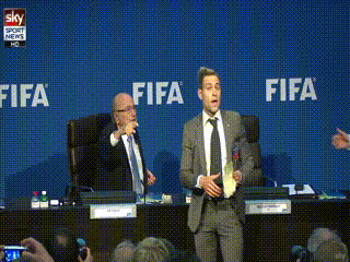 澎湃聯(lián)播|被扔過多少臭雞蛋，才能換得一次掌聲？