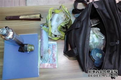 趙士軒隨身攜帶的包，里面裝的物品可以保證他隨時跟著劇組去往外地。