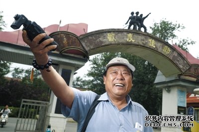 北京電影廠外，趙士軒用閃光燈打亮自己。平時，他都坐在這里等待演戲機(jī)會。趙士軒曾是一名法官，退休后為圓演戲夢，成為北影廠門口的一名群演。