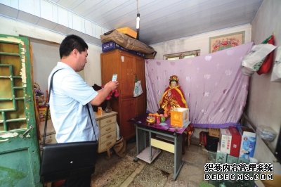 法官拍照取證。京華時(shí)報(bào)記者潘之望攝