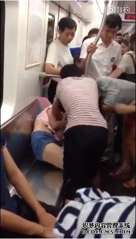 女子地鐵搶座 上演“撕衣大戰(zhàn)” 女子地鐵搶座 上演“撕衣大戰(zhàn)”(圖)