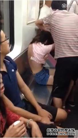 女子地鐵搶座 上演“撕衣大戰(zhàn)” 女子地鐵搶座 上演“撕衣大戰(zhàn)”(圖)