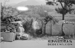 ■兒媳將老人打死后，放在了石堰下制造意外身亡假象。（警方提供）