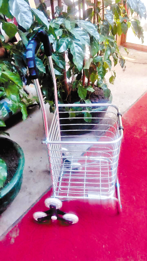 　　每天前30名交款購(gòu)買黑龍超C鎖的市民將獲贈(zèng)鋁合金購(gòu)物車。