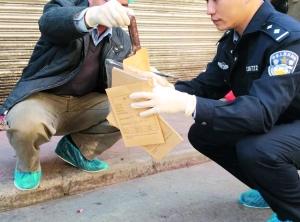 惠州警方擊斃行兇者后在現(xiàn)場取證。網(wǎng)友“西小影”供圖