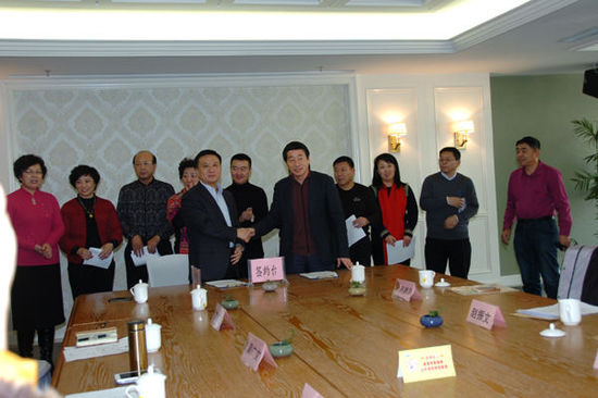 東北網(wǎng)綏化12月31日訊12月28日，在地處環(huán)渤海經(jīng)濟(jì)圈中心地帶、東北與華北兩大經(jīng)濟(jì)區(qū)的接合部，中國歷史文化名城秦皇島市，綏化商會(huì)成立。