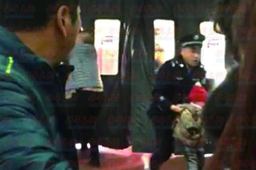 穿制服男子抱開孩子。（視頻截圖）