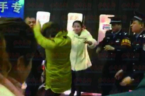 男子追打綠衣女子。（視頻截圖）