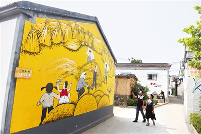6月20日，游客在館陶縣糧畫小鎮(zhèn)壽東村參觀。壽東村植入糧畫這個特色產(chǎn)業(yè)，產(chǎn)業(yè)、文化、旅游同步推進，入選2015年中國十大最美鄉(xiāng)村。記者 趙永輝攝