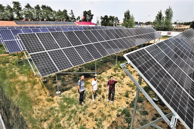 張北縣德勝村新建的500千瓦光伏電站。（資料片）記者 杜柏樺攝