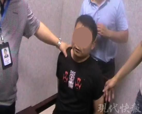 陳某被抓后和網(wǎng)友深情告別，隨后他被帶到派出所，供述了殺人經(jīng)過。 警方供圖