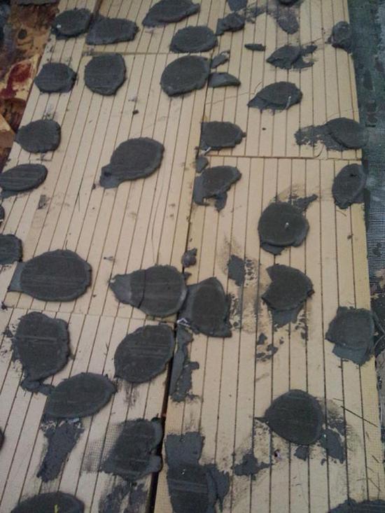 脫落的保溫層。