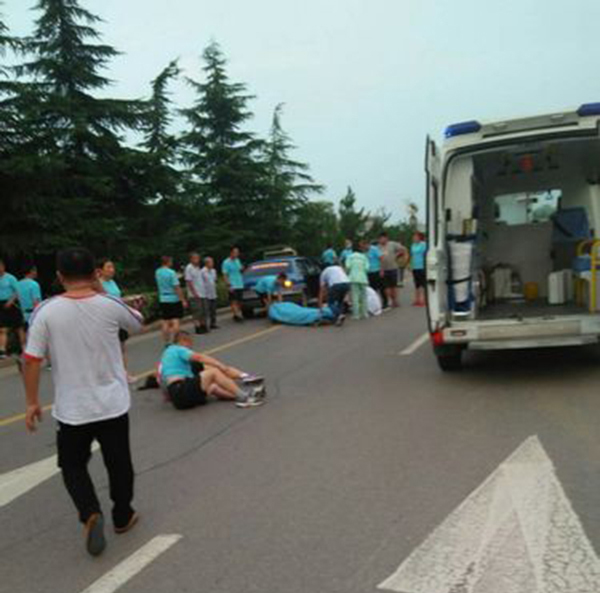 出租車撞上暴走團(tuán)致1死 交警：司機(jī)責(zé)任更大