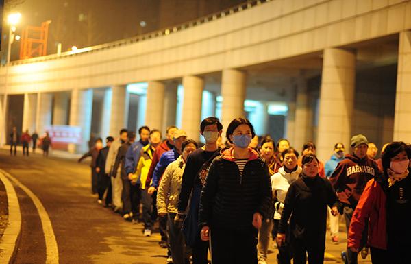 出租車撞上暴走團(tuán)致1死 交警：司機(jī)責(zé)任更大