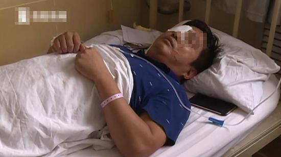 李姓醫(yī)生被打后在醫(yī)院接受治療。