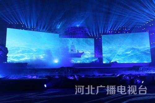 舞蹈《弄潮》。實(shí)體的道具大船揚(yáng)帆在虛擬的驚濤海浪中，營造出“弄潮兒向濤頭立，手把紅旗旗不濕”的精神意境。