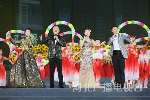 歌曲《不忘初心》。萬水千山不忘來時(shí)路，鮮血澆灌出花開的國度，不忘初心，繼續(xù)前進(jìn)，萬水千山，最美中國道路……