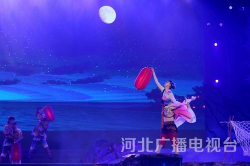 舞蹈《盼歸》。一盞盞紅燈匯聚，漁家女迎接親人的平安歸來……