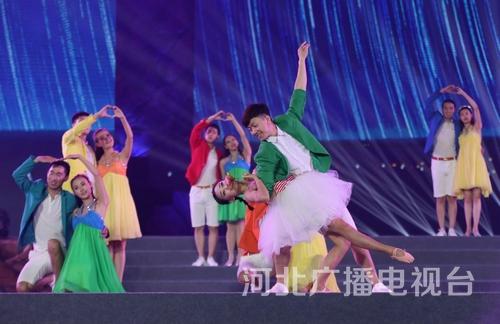 歌曲《海的戀歌》?？慈藗儗⑿腋懺谀樕?，我的海洋，我的時(shí)光，我的愛人，我的姑娘。