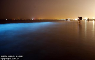 2017年9月17日凌晨，在河北省秦皇島市金夢海灣浴場拍攝的“熒光?！薄? class=