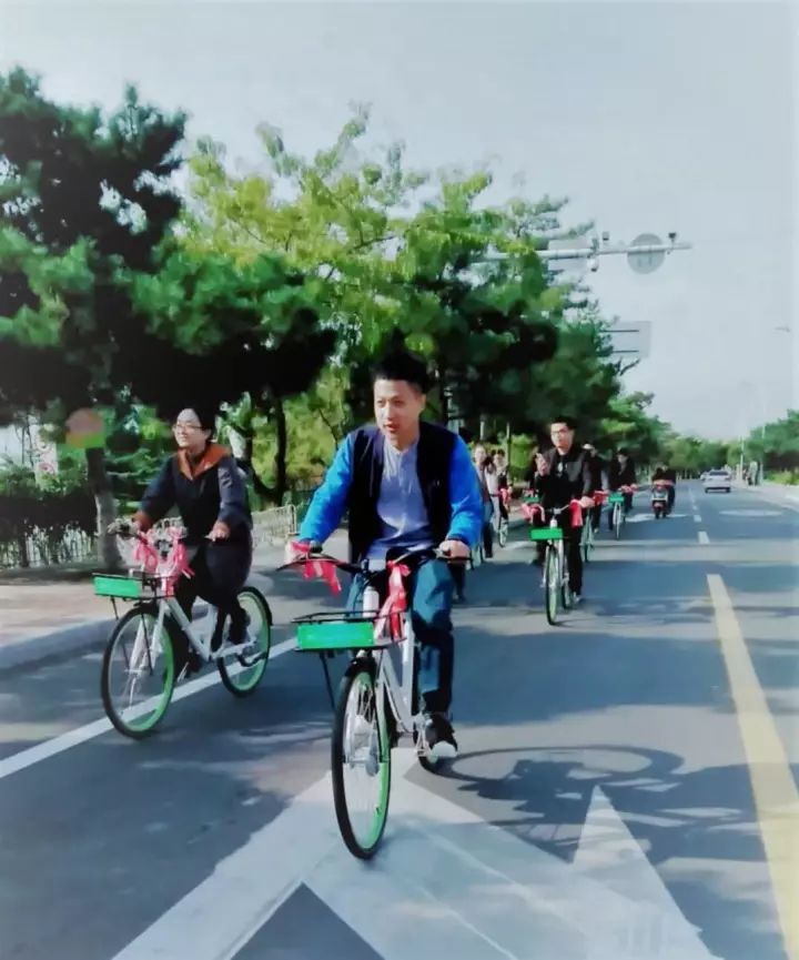 秦皇島街頭現(xiàn)共享單車婚禮 別樣創(chuàng)意驚艷海濱！