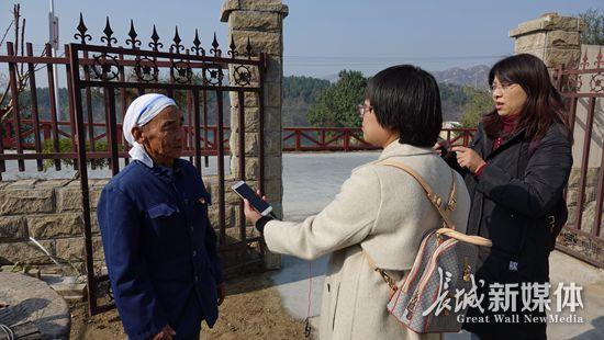 西柏坡村老黨員閆青海接受采訪。記者 商棠 攝