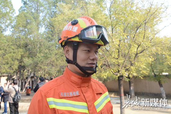 西柏坡消防中隊(duì)指導(dǎo)員席杰接受采訪。記者 劉延麗 攝