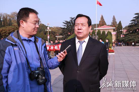 平山縣委書記李旭陽接受采訪。記者 煙成群 攝