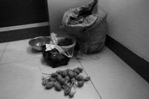 ■民警查獲的罌粟殼。