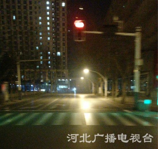 今晨6點，石家莊市裕華路與中華大街附近街景。（張若晨 攝）