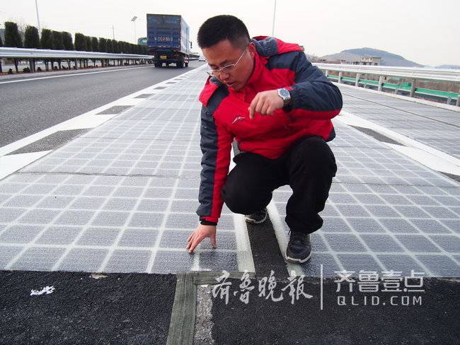 工程人員介紹路面結(jié)構(gòu)和破壞情況。