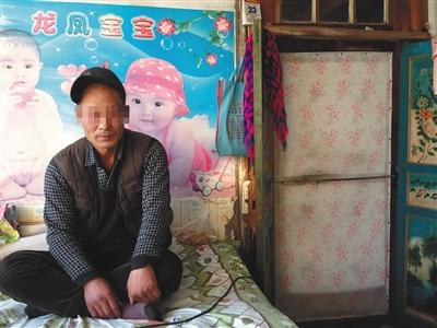 張雨來是交通事故中的傷者。車禍后，他的腿瘸了，頭一直疼。新京報(bào)記者 李興麗 攝