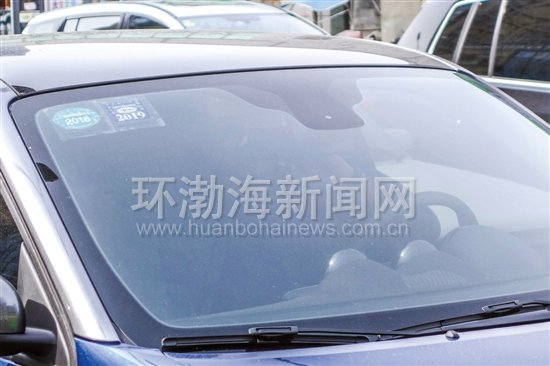 圖為一位司機(jī)正在駕駛途中接打電話。