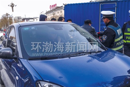 圖為交警對(duì)一位在駕駛途中接打電話的司機(jī)進(jìn)行處罰。記者 趙亮 攝