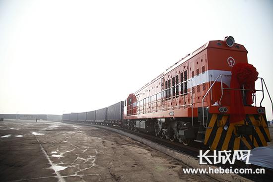 中歐班列(曹妃甸港-烏蘭巴托首列集裝箱國(guó)際列車)開行。記者 邢丁 攝