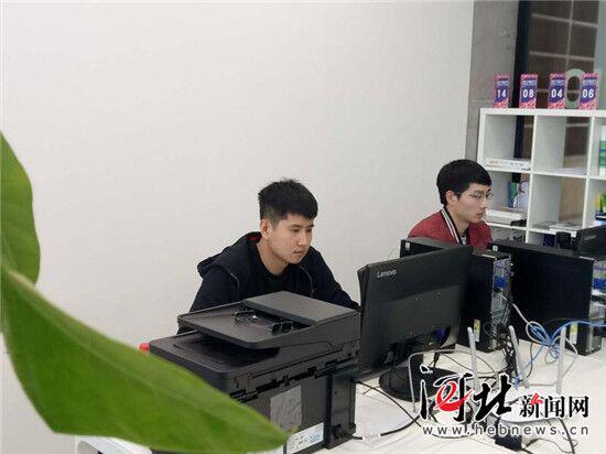 入駐北京服裝學院容城時尚產(chǎn)業(yè)園的創(chuàng)業(yè)團隊在工作。 記者原付川攝