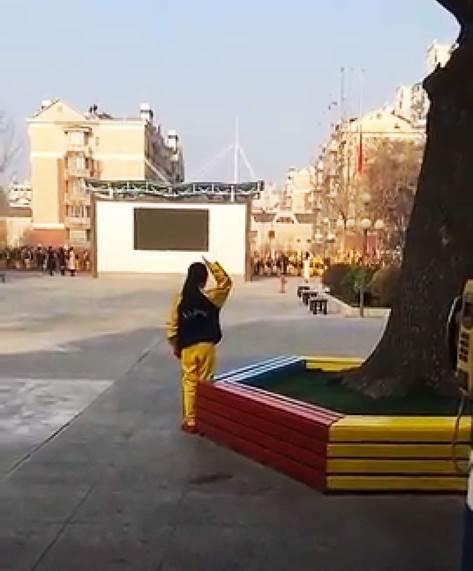 馬藝慈向國旗敬隊禮。視頻截圖